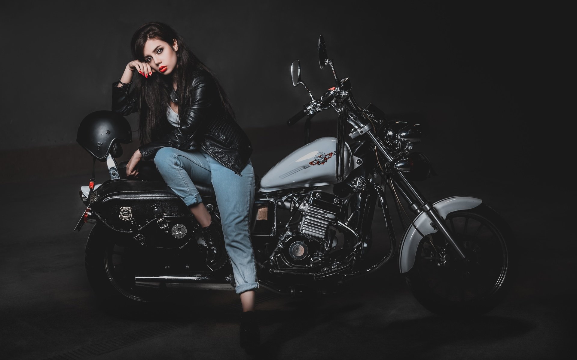 Biker girls: style and drive in Xiangyang