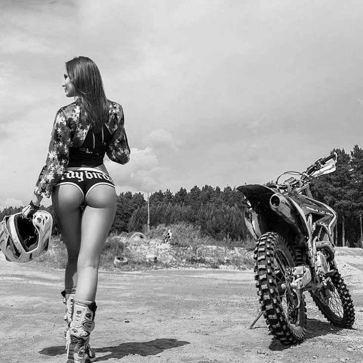 Beautiful girls and motorcycles in Xiangyang