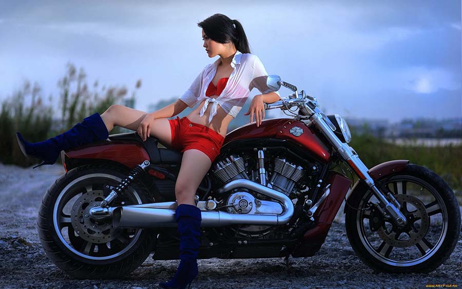 Beautiful girls and motorcycles in Xiangyang