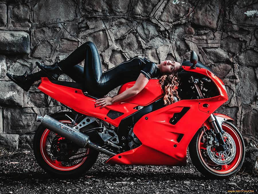 Beautiful girl Beautiful girls and motorcycles in Xiangyang